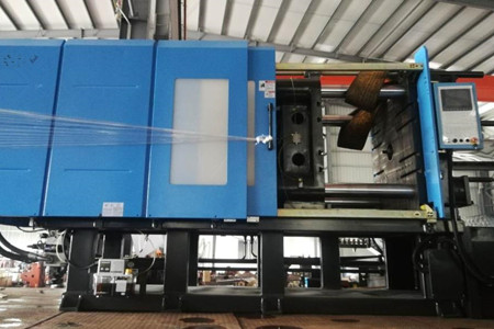 果筐注塑機(jī)廠家如何保證設(shè)備性能的一致性和穩(wěn)定性？